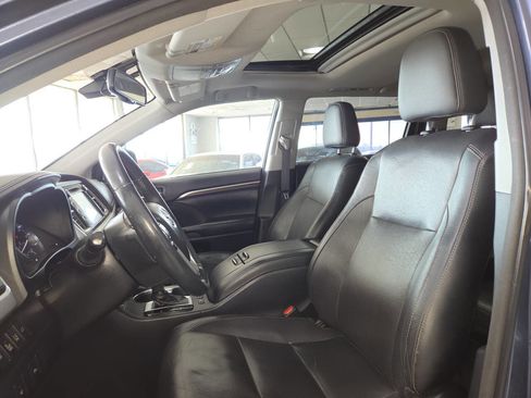 Used 2016 Toyota Highlander Limited w/ Driver Technology Package AWD/4WD image 18