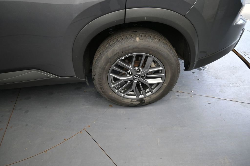 Used 2024 Nissan Rogue S AWD/4WD image 17
