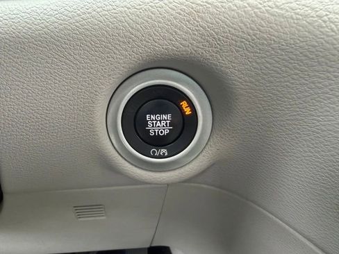 Used 2018 Chrysler Pacifica Touring-L image 28