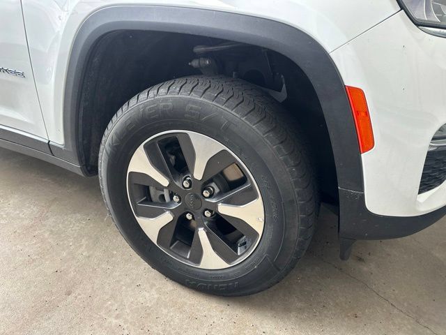 Used 2024 Jeep Grand Cherokee Limited 4xe AWD/4WD image 3