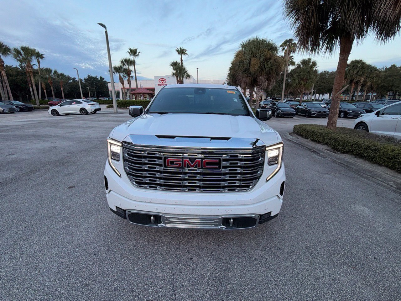 Used 2023 GMC Sierra 1500 Denali w/ Technology Package AWD/4WD image 5