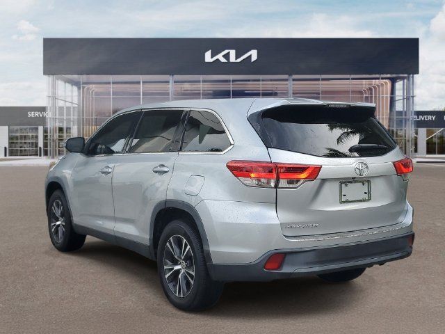 Used 2019 Toyota Highlander LE FWD image 4