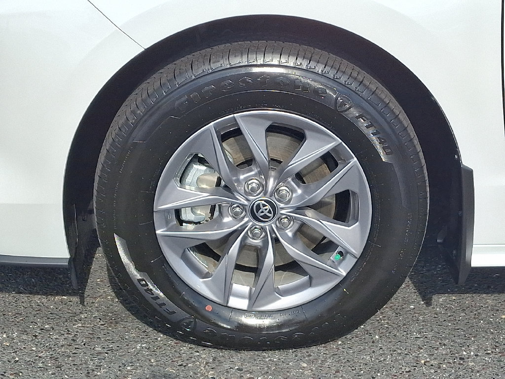 Used 2026 Toyota Sienna XLE FWD image 8