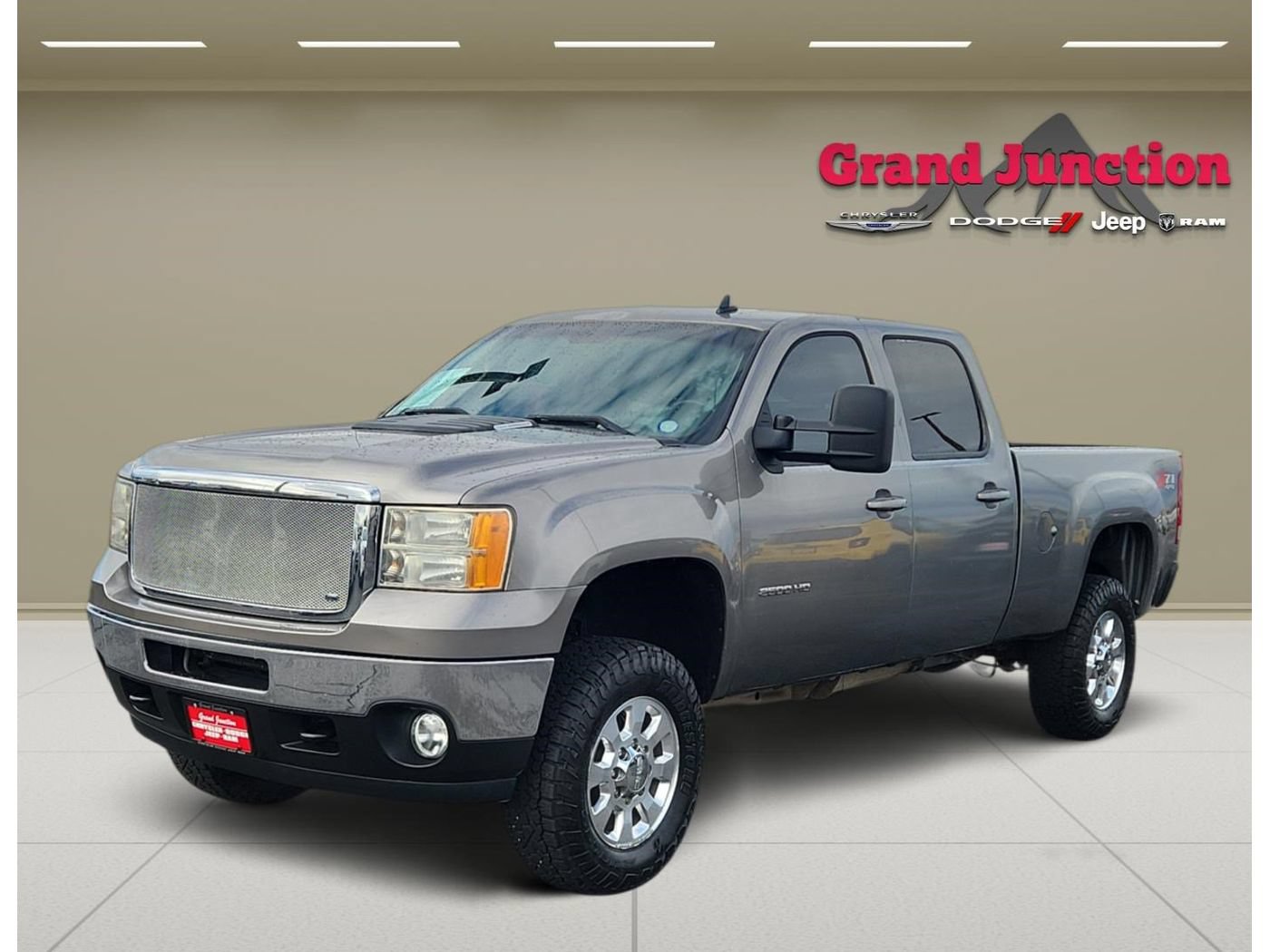 Used 2012 GMC Sierra 2500 SLE w/ SLE Preferred Package AWD/4WD image 2