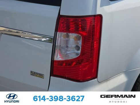 Used 2014 Chrysler Town & Country Touring FWD image 10