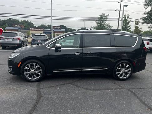 Used 2018 Chrysler Pacifica Limited w/ Tire & Wheel Group FWD image 2