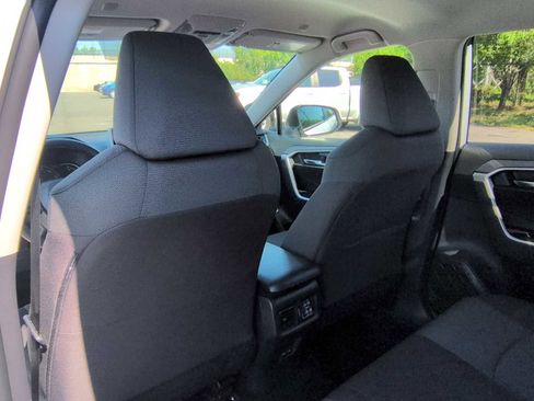 Used 2025 Toyota RAV4 XLE AWD/4WD image 19
