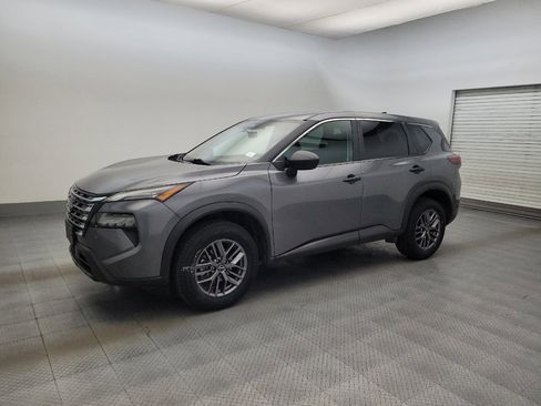 Used 2024 Nissan Rogue S AWD/4WD image 2