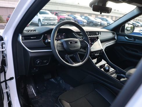 New 2025 Jeep Grand Cherokee Altitude image 10