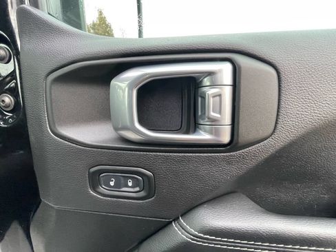 Used 2022 Jeep Wrangler Unlimited Sahara AWD/4WD image 15