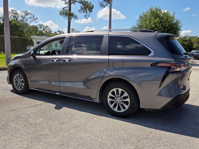 Used 2023 Toyota Sienna XLE FWD image 5
