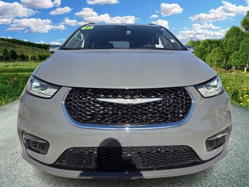 Certified 2023 Chrysler Pacifica Limited image 2