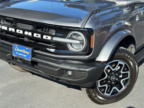 Used 2023 Ford Bronco Outer Banks image 3