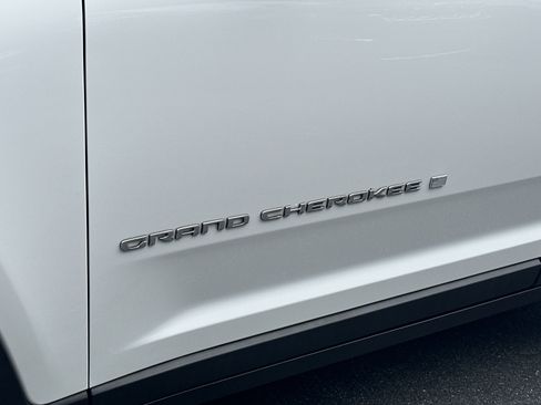 Used 2024 Jeep Grand Cherokee Limited w/ Luxury Tech Group II RWD image 14