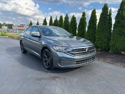 Used 2023 Volkswagen Jetta SE FWD image 2