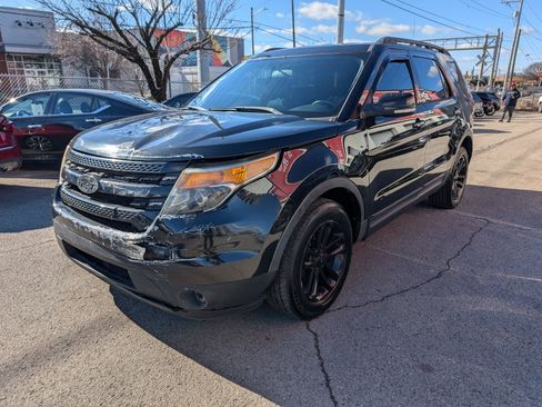 Used 2015 Ford Explorer XLT image 2