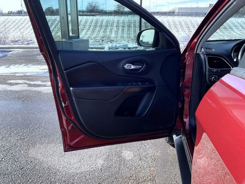 Used 2019 Jeep Cherokee Trailhawk image 9