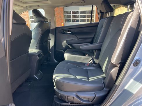 Used 2021 Toyota Highlander XLE image 22