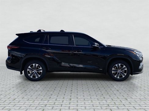 Certified 2024 Toyota Highlander XLE image 8