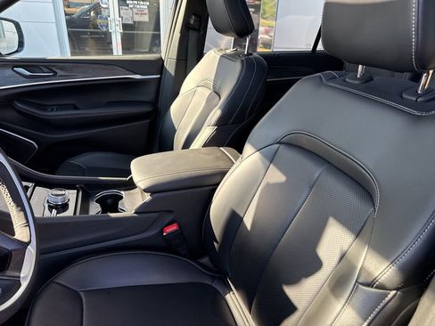 Used 2024 Jeep Grand Cherokee L Limited w/ Luxury Tech Group II image 18