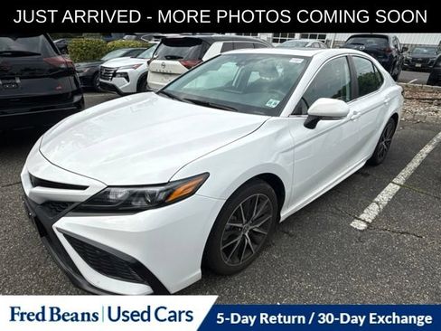 Used 2024 Toyota Camry SE w/ Cold Weather Package FWD image 3