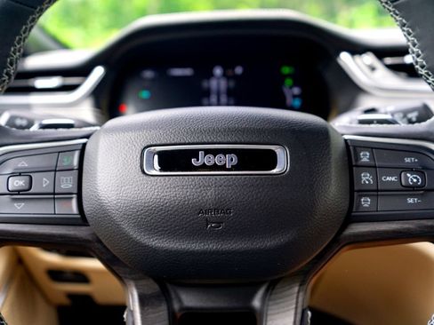 Used 2025 Jeep Grand Cherokee Limited 4xe w/ Luxury Tech Group II AWD/4WD image 13