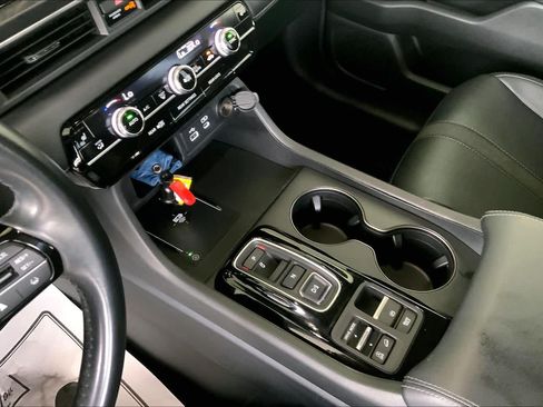 Used 2025 Honda Pilot EX-L image 16