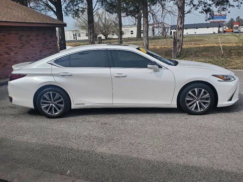 Used 2021 Lexus ES 300h w/ Premium Package image 16