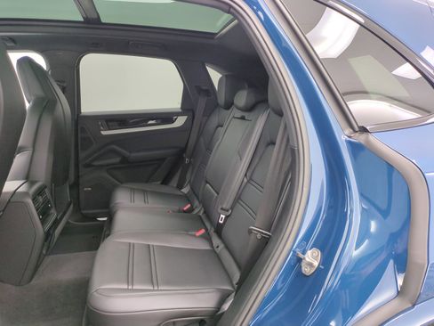 Certified 2025 Porsche Cayenne AWD/4WD image 22