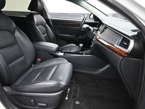 Used 2019 Kia Cadenza Premium image 7