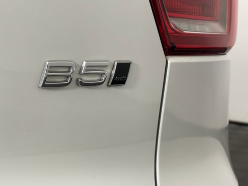 Used 2024 Volvo XC40 B5 Plus image 15