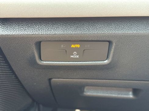 Certified 2025 Volkswagen Tiguan SE R-Line FWD image 17