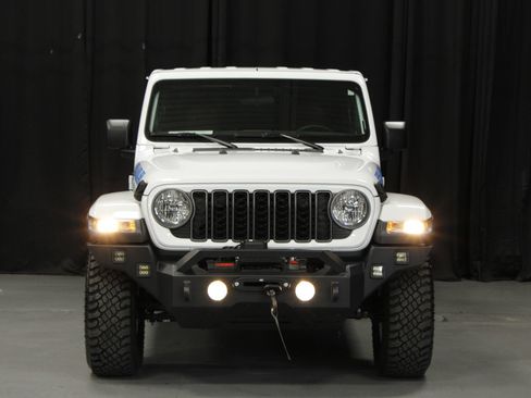 Used 2025 Jeep Gladiator Sport AWD/4WD image 8