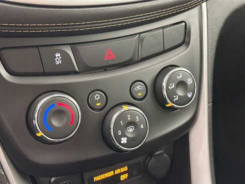 Used 2020 Chevrolet Trax LT w/ LT Convenience Package image 14