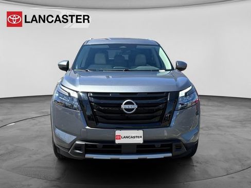 Used 2025 Nissan Pathfinder SL w/ Black Appearance Package FWD image 2
