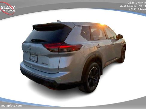 Used 2024 Nissan Rogue SV AWD/4WD image 5
