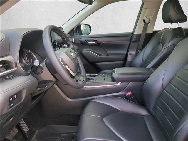 Used 2024 Toyota Highlander XLE FWD image 16