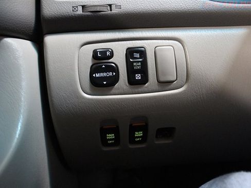 Used 2005 Toyota Sienna XLE image 19