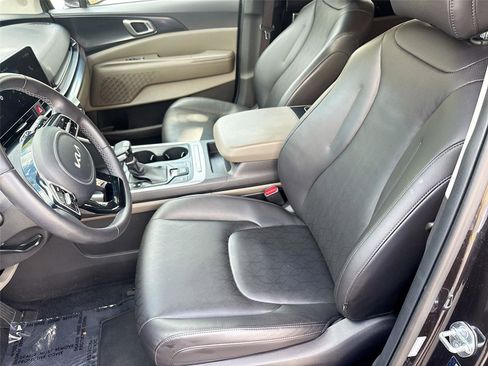 Used 2025 Kia Carnival FWD image 22