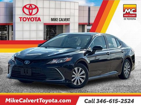 Used 2022 Toyota Camry LE FWD image 1