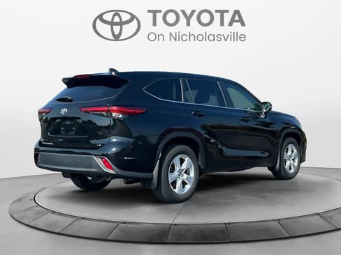 Used 2023 Toyota Highlander LE FWD image 5