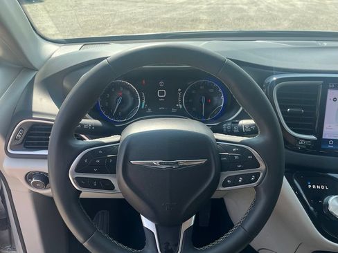 Used 2024 Chrysler Pacifica Touring-L FWD image 21