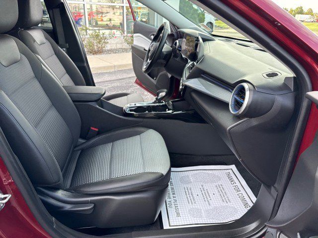 Used 2025 Chevrolet Trax LT w/ LT Convenience Package FWD image 29