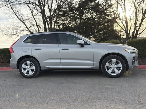 Used 2022 Volvo XC60 B5 Momentum image 2