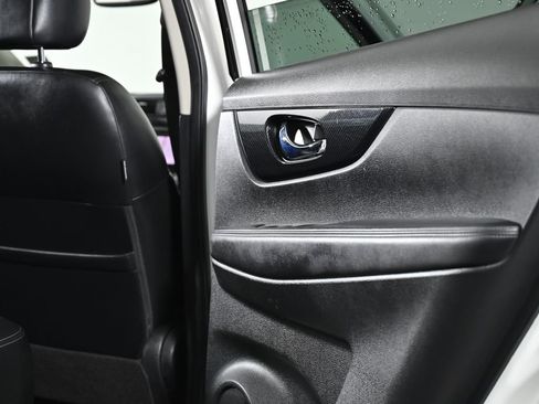 Used 2018 Nissan Rogue SL w/ Premium Package image 29