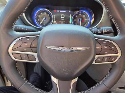 Used 2023 Chrysler Pacifica Touring-L FWD image 18