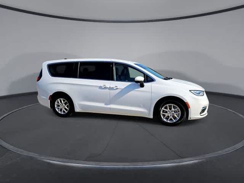 Used 2023 Chrysler Pacifica Touring-L FWD image 9