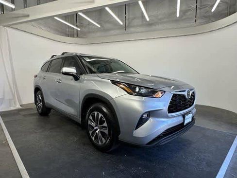 Used 2022 Toyota Highlander XLE image 6