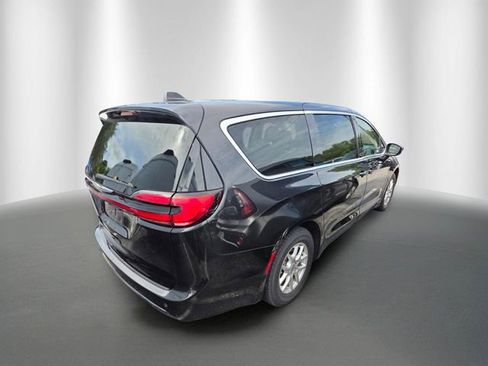 Used 2023 Chrysler Pacifica Touring-L FWD image 4