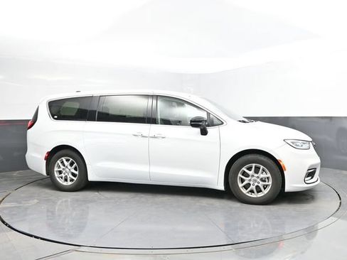 Used 2024 Chrysler Pacifica Touring-L FWD image 3